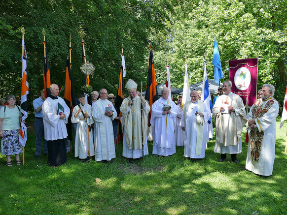 Festgottesdienst zum 1.000 Todestag des Heiligen Heimerads auf dem Hasunger Berg (Foto: Karl-Franz Thiede) Festgottesdienst zum 1.000 Todestag des Heiligen Heimerads auf dem Hasunger Berg (Foto: Karl-Franz Thiede)
